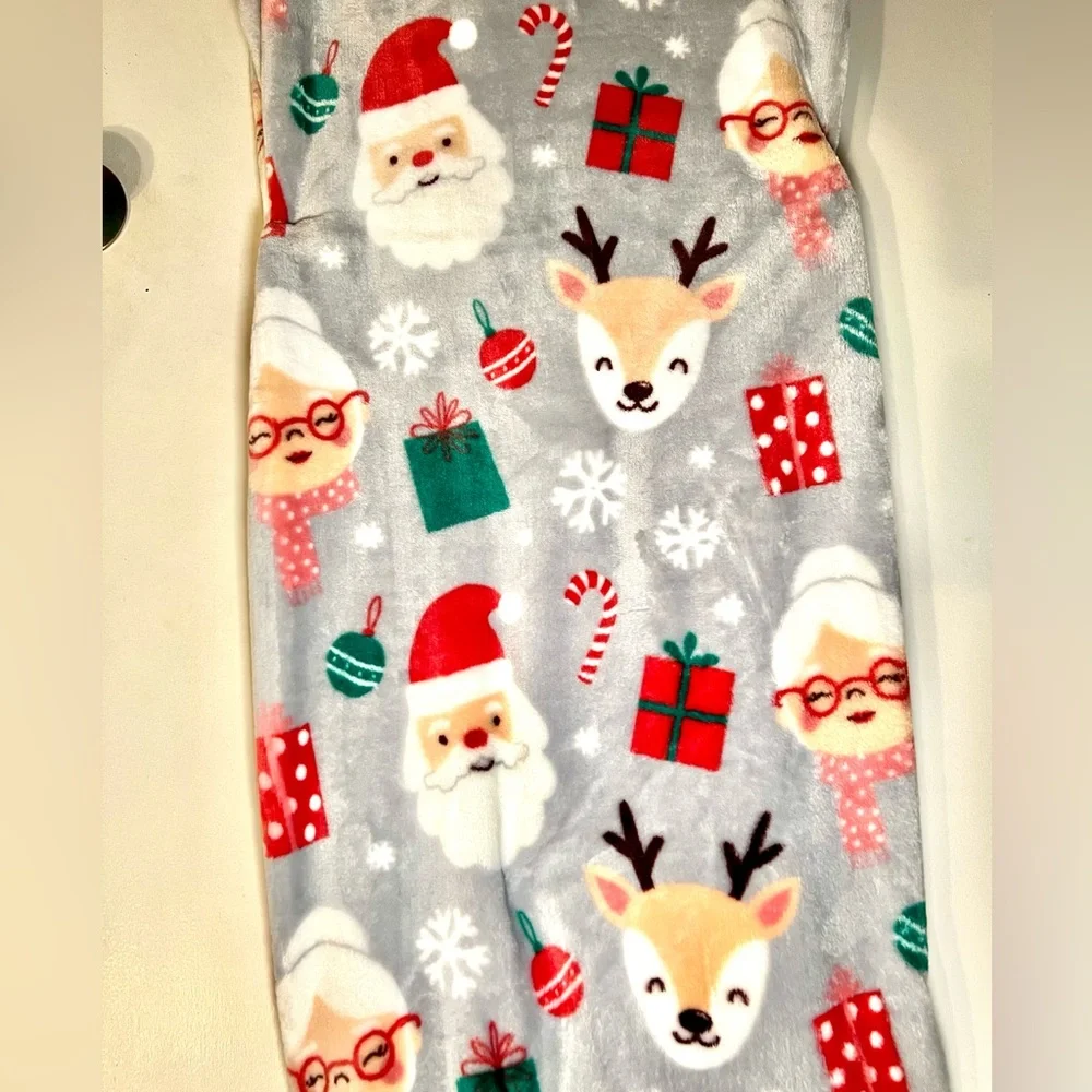 Mrs. Claus Santa & Reindeer Decorative Christmas Throw Blanket Gifts Smowflakes